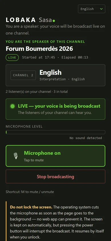 Panel del interviniente en el teléfono: sesión en directo, canal English, indicador «en directo — su voz se está emitiendo», nivel del micrófono y botón para silenciarlo.